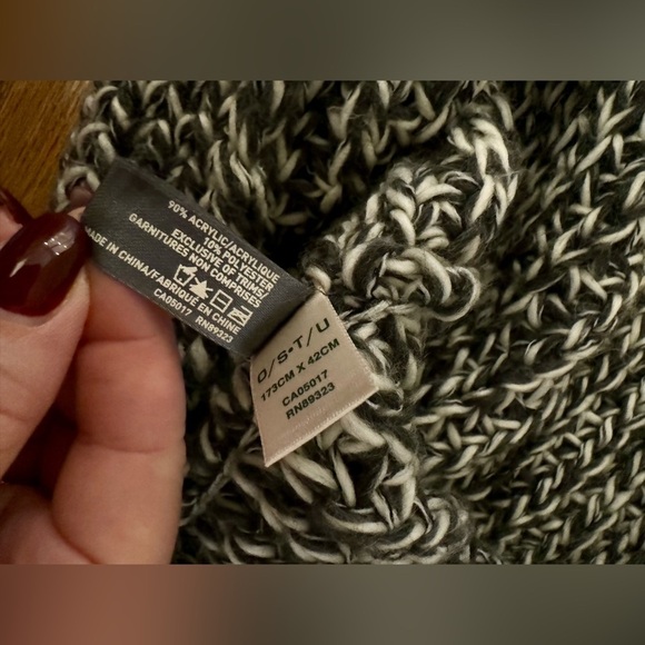 ROOTS grey and red infinity scarf - Picture 3 of 3